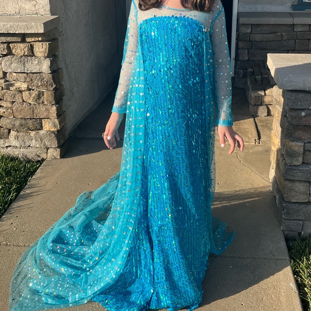Girls Elsa dress. Size 7/8